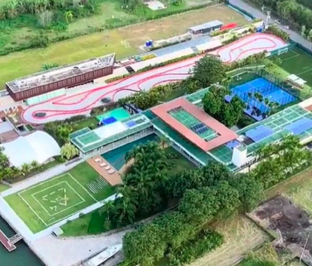 Alguns dias depois, viralizou nas redes uma imagem aérea do local indicando várias megalomanias: tem quadra de futebol de areia, quadra de tênis, heliponto e até uma pista de kart...-reprodução twitter
