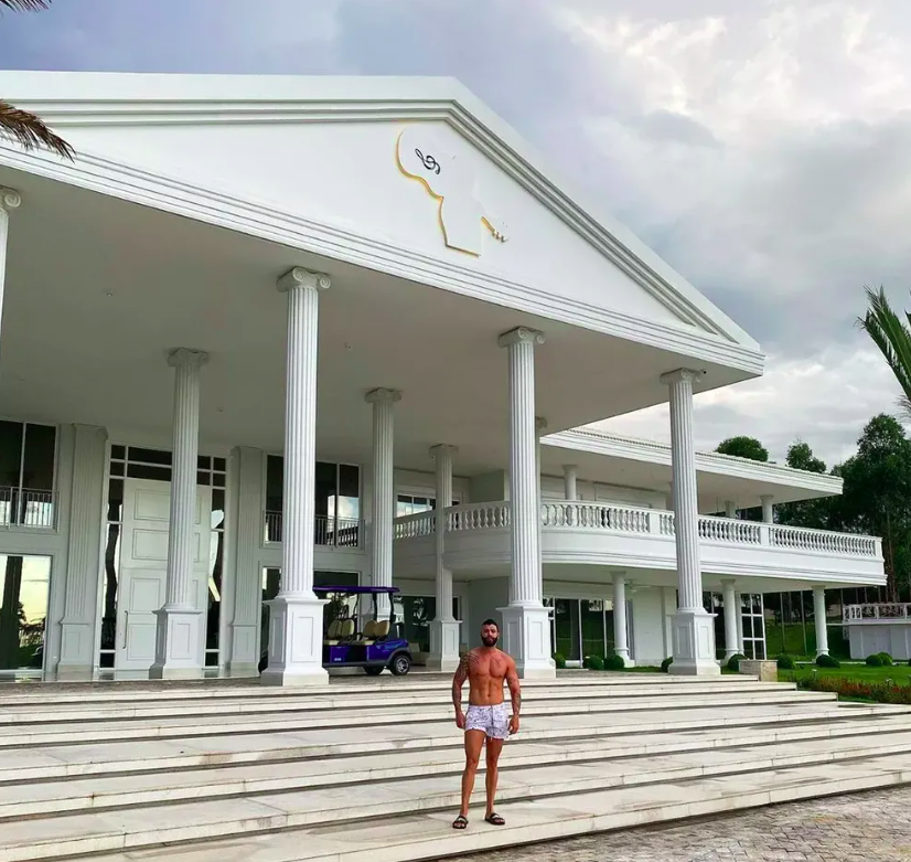 Teve até quem reparasse no carrinho de golfe parado na porta dizendo que a casa do cantor “é tão grande que tem um transporte para trocar de cômodo”.-reprodução redes sociais