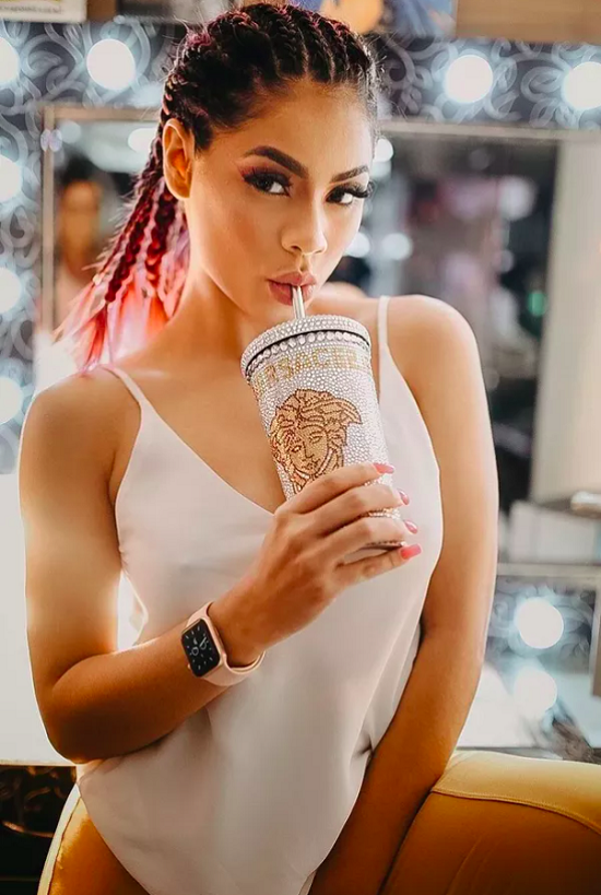 Copo de grife: A cantora Lexa já apareceu nas redes sociais bebendo em um copo da marca Versace envolto em cristais preciosos que chega a custar quase 9 mil reais!-reprodução instagram @brendasangi