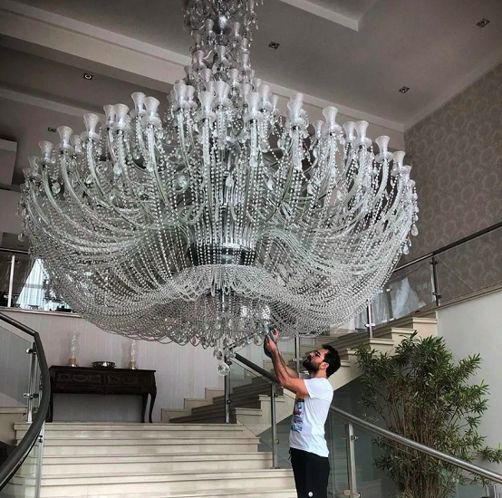 Lustre gigante: O cantor sertanejo Luciano Camargo causou rebuliço nas redes quando apareceu dando uma limpadinha no lustre da sua casa. 