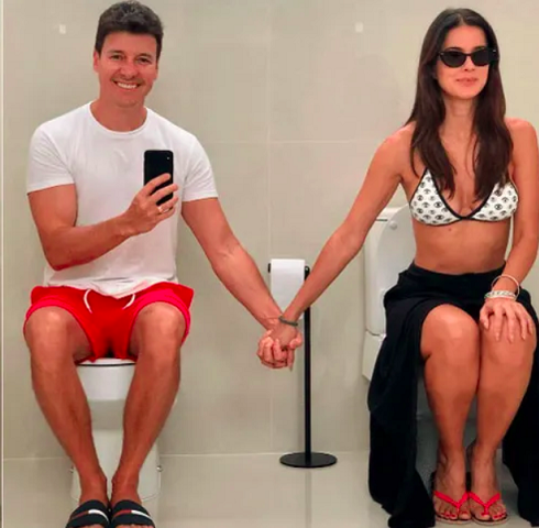 Aliás, Rodrigo Faro adora peculiaridades. Em outra oportunidade, ele apareceu de mãos dadas com a esposa, os dois sentados em vasos sanitários que estão no mesmo ambiente...-reprodução instagram