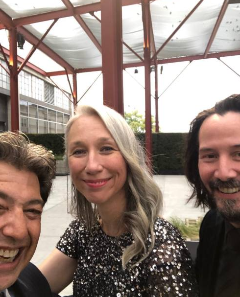 Reeves revelou que compartilha com a namorada a paixão por fazer viagens de moto. “Já fizemos algumas viagens juntos de moto e aproveitamos bastante”, declarou o ator. Segundo a revista “In Touch Weekly”, a artista plástica pediu o namorado em casamento e a cerimônia deve acontecer em cerimônia reservada em Hollywood Hills, no quintal da casa do astro de “Matrix”. 

