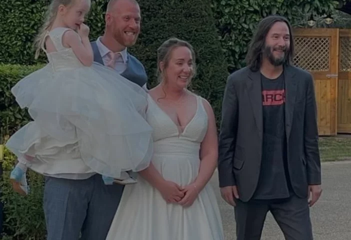 Em setembro de 2022, veja só o que aconteceu: Uma fã postou nas redes sociais que Keanu foi à festa do seu casamento, no salão de um hotel na Inglaterra. O noivo havia abordado Keanu, mais cedo, e convidado o ator para o evento. E ele apareceu!