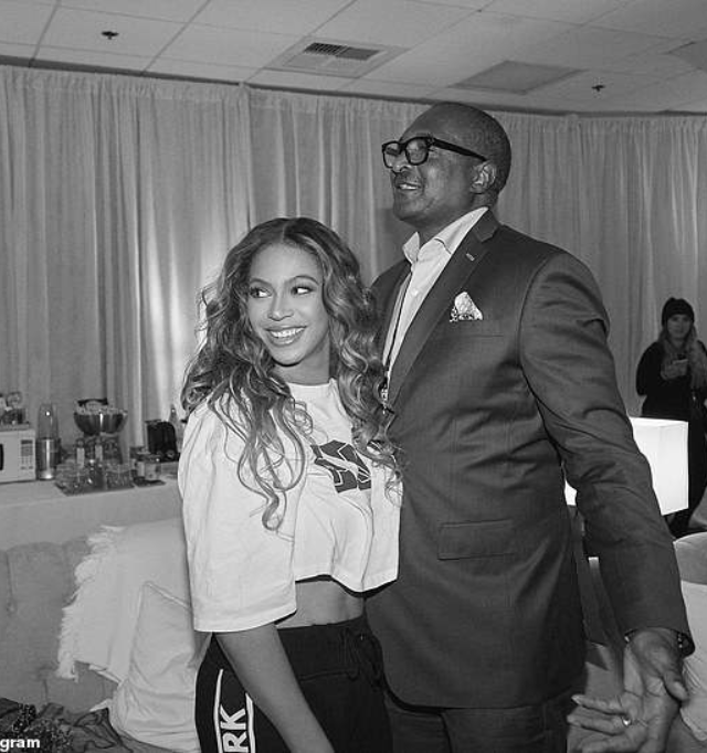 Em 2016, a cantora compartilhou uma foto ao lado de seu pai durante a turnê 