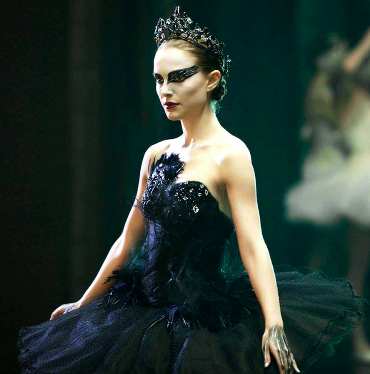 No cinema, o cisne é um ícone de transformação e obsessão, como em Cisne Negro (2010), estrelado por Natalie Portman. O filme explora a dualidade entre a delicadeza e a escuridão do balé. Além disso, cisnes aparecem em animações e filmes de fantasia, reforçando sua associação com a beleza e o mistério.

