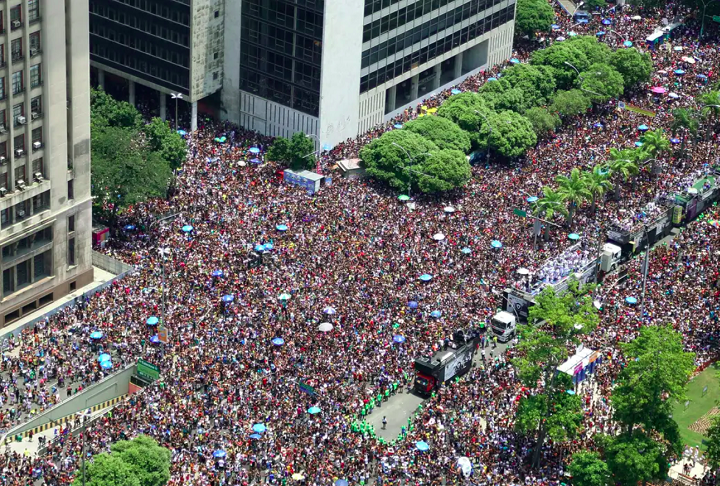 Anualmente, o Bola Preta atrai uma multidÃ£o de centenas de milhares de pessoas, tornando-se um dos maiores blocos de Carnaval do mundo.