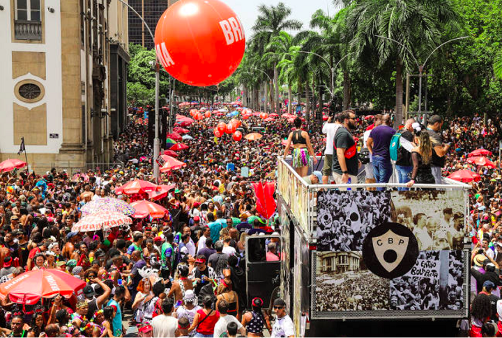 Inclusive, os prÃ³prios responsÃ¡veis pelo bloco o auto-intitulam â??o maior bloco de Carnaval do mundoâ?, o que acabou criando uma rivalidade com o Galo da Madrugada, o mais tradicional de Recife.