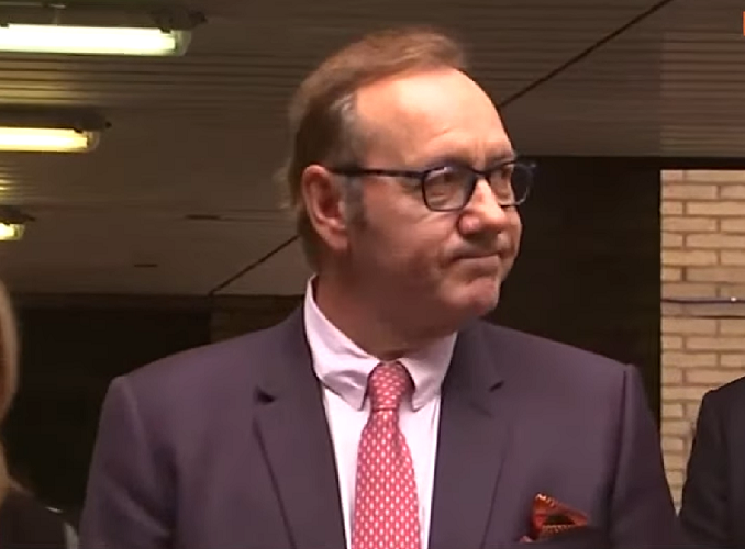 Mas colegas pedem que ele volte para grandes papéis na indústria hollywoodiana. Afinal, Spacey foi declarado inocente no processo que lhe causou prejuízo, perdendo papéis e afastando do cinema. 