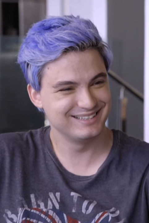 Felipe Neto é um youtuber, empresário, ator, comediante, escritor e filantropo brasileiro, que possui mais de 46,4 milhões de inscritos e mais de dezessete bilhões de visualizações acumuladas. Assim, é o youtuber solo do Brasil com o maior número de inscritos.  