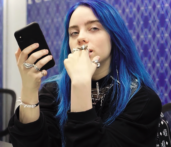 Billie Eilish é uma cantora e compositora estadunidense. Ganhou popularidade em 2016, quando lançou o single de estreia 