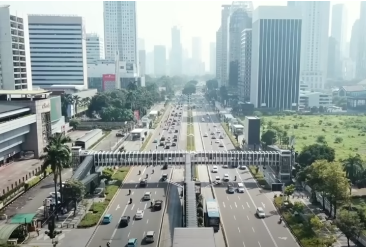 Além disso, a capital Jacarta afunda cerca de 7,5 centímetros em média por ano, o que tem causado grande preocupação.  Segundo reportagem da BBC, Jacarta é a cidade que mais afunda no mundo. 