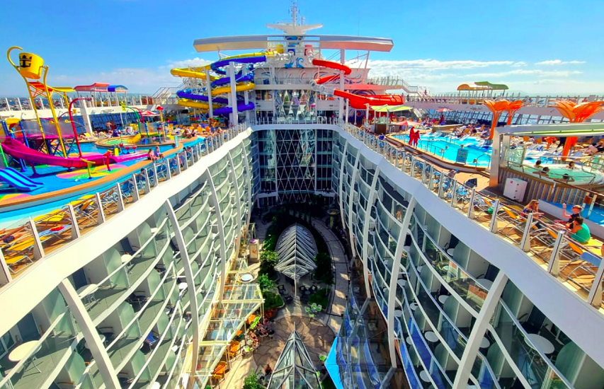 O Wonder of the Seas foi inaugurado em 2022 e, embora tenha 362 metros de comprimento – quase os mesmos 365 do “Icon” –, são 18 decks, dois a menos que o irmão mais novo.