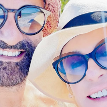 MEU CASAL! Ana Maria Braga posa abraçada com o namorado em praia da Bahia