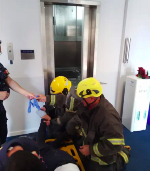 Inicialmente, os bombeiros afirmaram que o elevador havia caído, mas no dia seguinte eles corrigiram a informação, explicando que 
