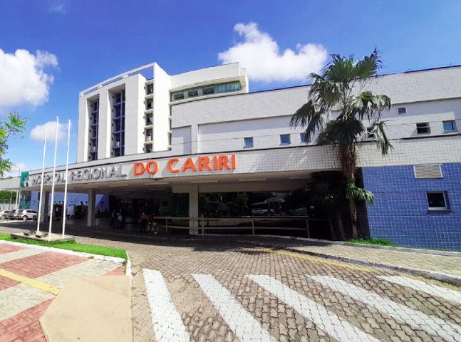 Em março, quatro pessoas ficaram feridas após uma falha mecânica derrubar um elevador no Hospital Regional do Cariri (HRC), em Juazeiro do Norte, no Ceará. 