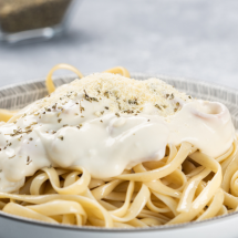 Receita de molho branco: saiba quais queijos usar para saborizar a receita - Freepik
