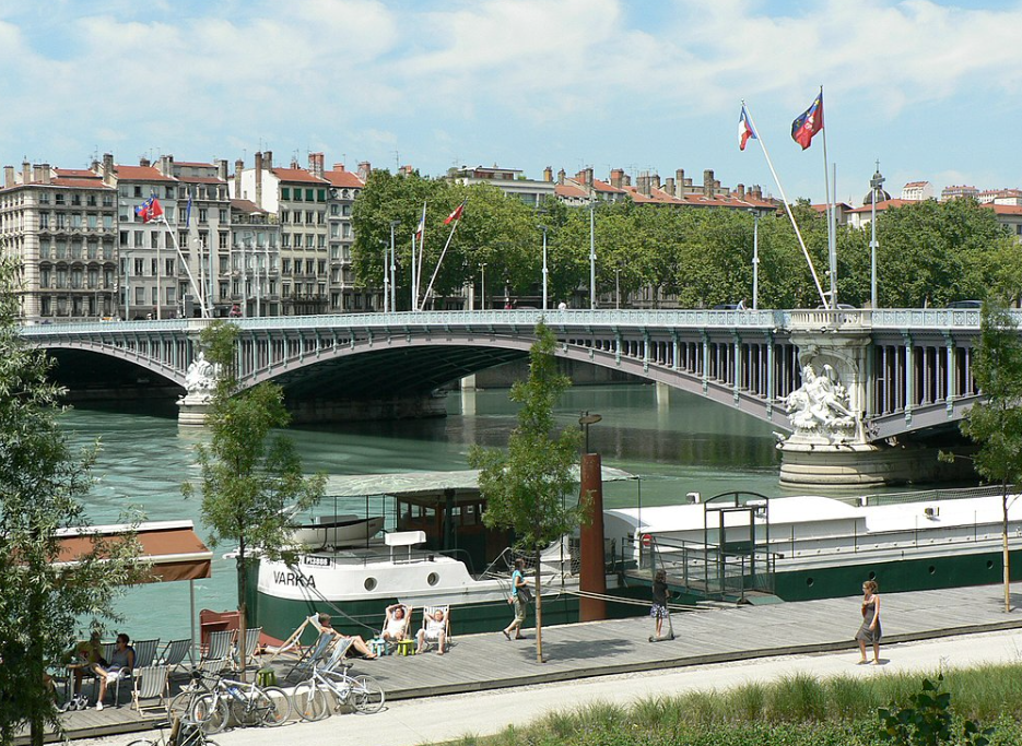 Lyon – Auvérnia-Ródano-Alpes, 510 mil habitantes. Famosa pela sua gastronomia e pelo centro histórico classificado como Patrimônio Mundial, Lyon é uma das cidades mais antigas da França. A Basílica de Notre-Dame de Fourvière, o Parque da Tête d'Or e o Museu de Belas Artes são atrações essenciais.

