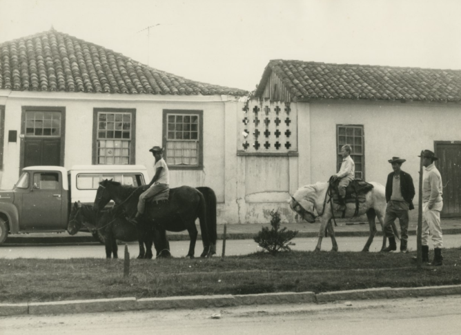 O pedÃ¡gio existe no Brasil desde o sÃ©culo 18, quando a Coroa Portuguesa decidiu que a Rota dos Tropeiros sÃ³ poderia ser aberta se desse lucro. -Arquivo Nacional - DomÃ­nio pÃºblico