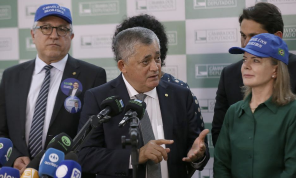 A empolgação de José Guimarães na posse de Gleisi -  (crédito: Platobr)