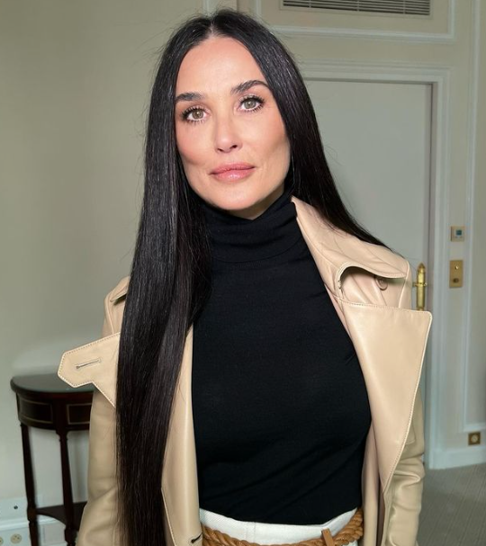 A atriz americana Demi Moore, nascida em Roswell, em 1962, se chama Demetria Gene Guynes. Demi é o diminutivo de seu primeiro nome, e o Moore vem do seu primeiro casamento. Ela se casou muito nova, aos 18 anos, mas preferiu manter esse sobrenome.-Reprodução/Instagram