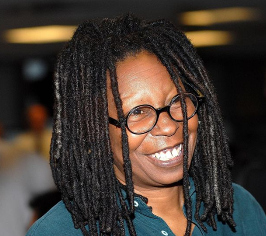 A atriz americana Whoopi Goldberg, nascida em 1955 em Nova York, se chama Caryn Elaine Johnson. Ela tinha problema de flatulência e por isso recebeu o apelido de Whoopi (referência a whoopee cushion, almofada de brinquedo que solta pum). O sobrenome artístico é de origem materna.-Reprodução Instagram