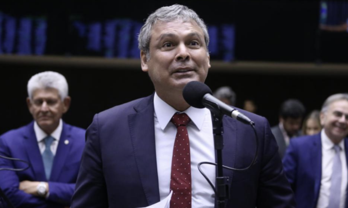 PT joga na ‘defensiva’ na briga pelas comissões da Câmara, diz Lindbergh -  (crédito: Platobr)
