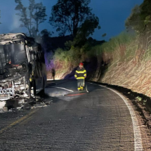 Ônibus com universitários pega fogo em rodovia de Minas e fica destruído 