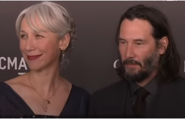 Somente em 2022, Keanu apareceu em público com seu novo amor, assumindo a relação com a artista plástica Alexandra Grant, que mantém cabelos brancos e foge do padrão de beleza de Hollywood. -Reprodução Youtube Zappeando 