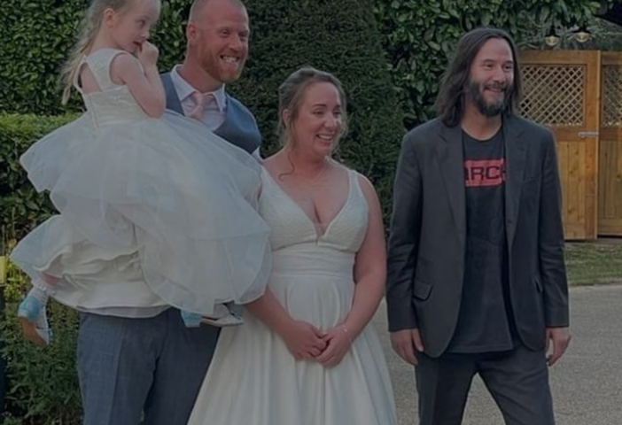 Em 2022, uma fã postou nas redes sociais que Keanu foi à festa do seu casamento, no salão de um hotel na Inglaterra. O noivo havia abordado Keanu, mais cedo, e convidado o ator para o evento. E ele apareceu!-reproduçao redes sociais