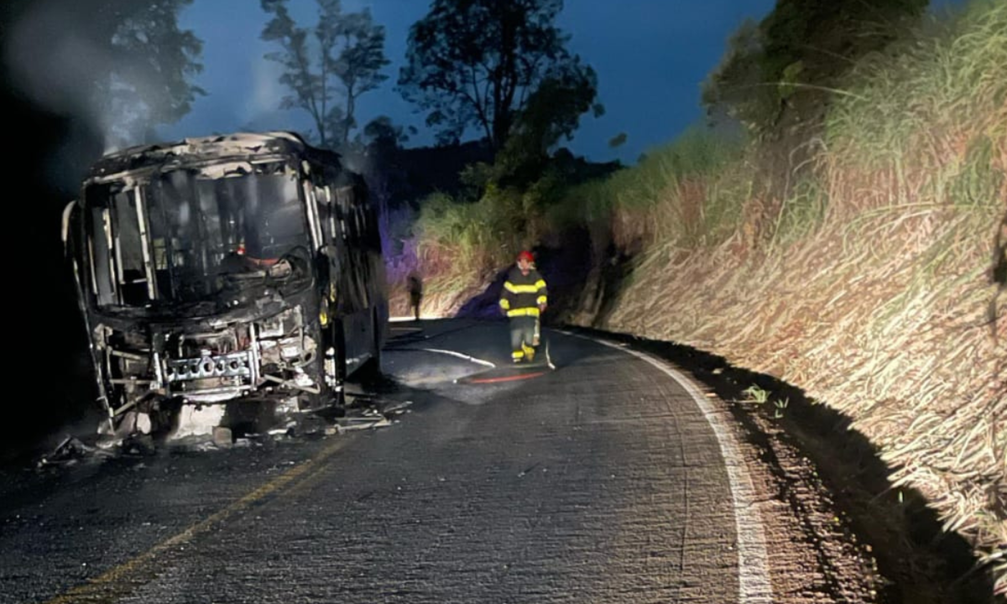 Ônibus universitário de Papagaios pega fogo e fica destruído na MG-431 -  (crédito: DivulgaÃ§Ã£o/Corpo de Bombeiros)
