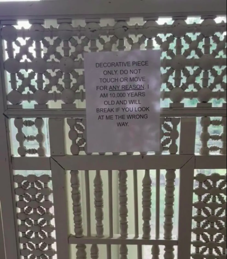 Um dos avisos mais inusitados estava colado em uma porta decorativa. O alerta dizia 