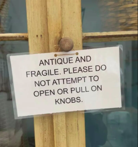 Em outro caso recente, uma casa alugada pelo Airbnb em Wimberley, Texas, viralizou no TikTok por ter uma quantidade excessiva de avisos para que o inquilino tivesse cuidado com os móveis, paredes e mesas, entre outros objetos.