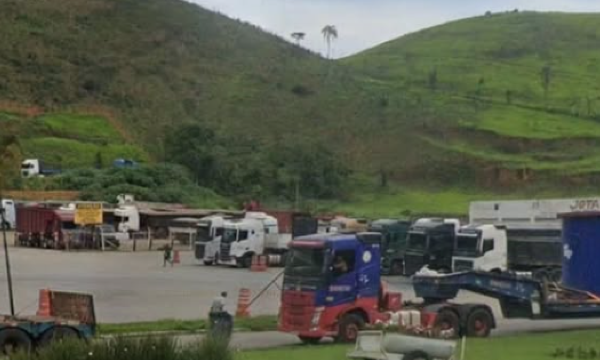 JF: Grupo rouba 400 pneus durante período de descanso de caminhoneiro -  (crédito: DivulgaÃ§Ã£o / Redes Sociais)