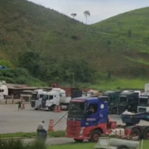 Criminosos roubam 400 pneus de caminhoneiro em parada na beira da BR-040 - DivulgaÃ§Ã£o / Redes Sociais
