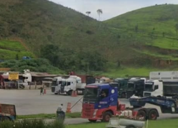 JF: Grupo rouba 400 pneus durante período de descanso de caminhoneiro -  (crédito: DivulgaÃ§Ã£o / Redes Sociais)