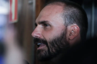 Eduardo Bolsonaro marcou presença no Congresso enquanto fazia live em Washington