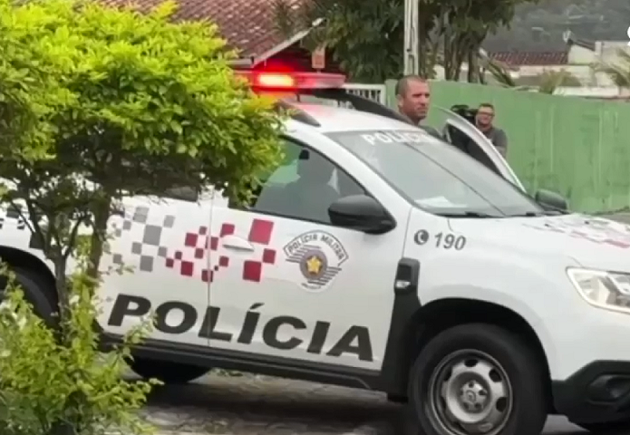 Os corpos foram descobertos em uma residência localizada na Rua Júlio Seco de Carvalho, no bairro Solemar. 
A Polícia Militar foi chamada por um dos vizinhos, que notou um cheiro muito forte vindo da casa. -reprodução tv tribuna