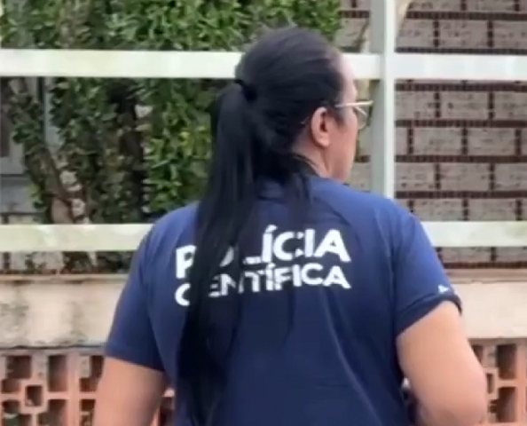 A Polícia Militar pediu a ajuda do Corpo de Bombeiros para entrar na casa, e uma equipe de peritos foi enviada ao local.-reprodução tv tribuna