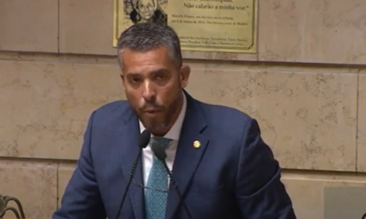 Mundo redondo: anos depois, deputado reencontra placa de Marielle Franco -  (crédito: Platobr)