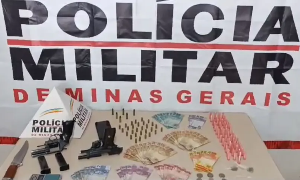 Durante tentativa de escapar da abordagem da PMMG, um dos suspeitos deixou cair uma sacola com uma arma e drogas no Bairro Praia, em Itabirito -  (crédito: PMMG / Divulgação)