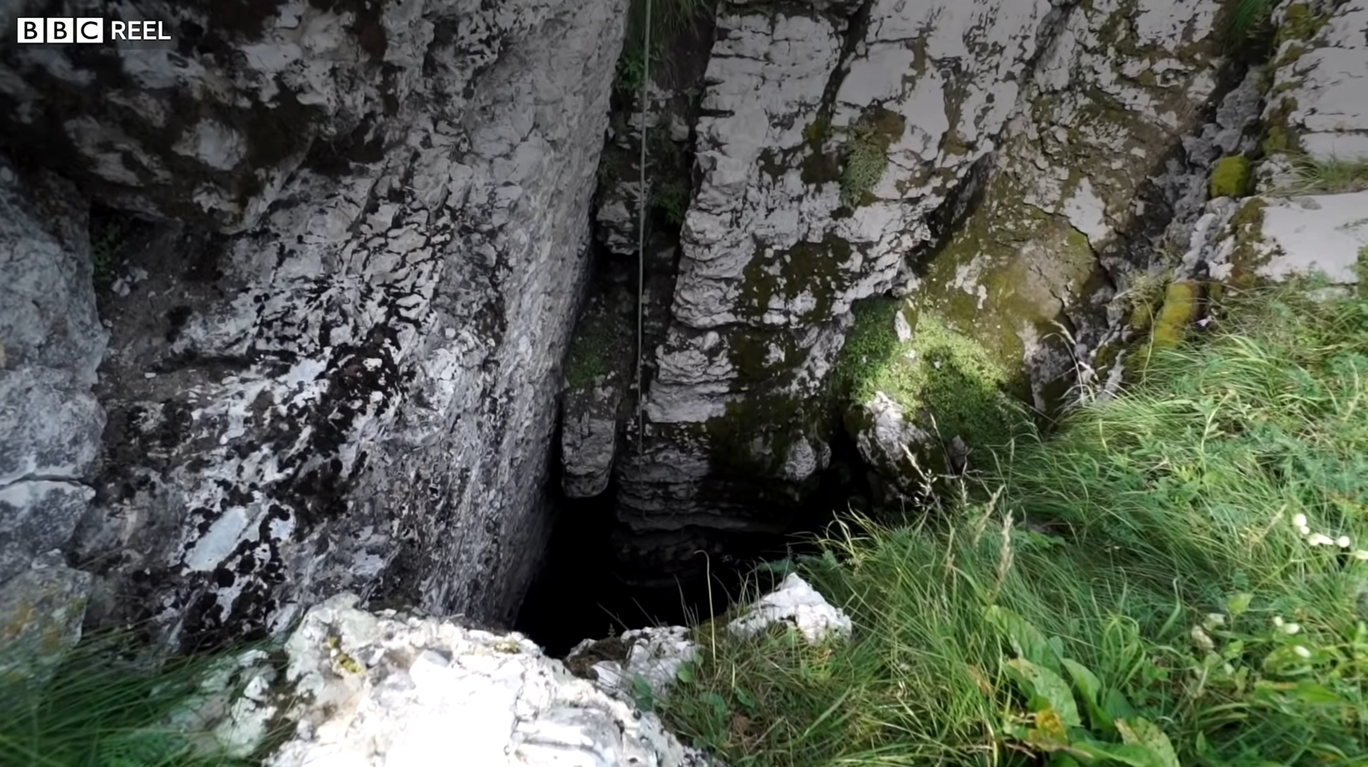 Decidiram, então, homenagear o espeleólogo e mergulhador de cavernas Alexander Verëvkin e rebatizaram a caverna em 1986. Ele morreu em 1983 enquanto explorava um sifão na caverna Su-Akan, localizada no maciço Sary-Tala, atual Kabardino-Balkaria, no sul da Rússia.