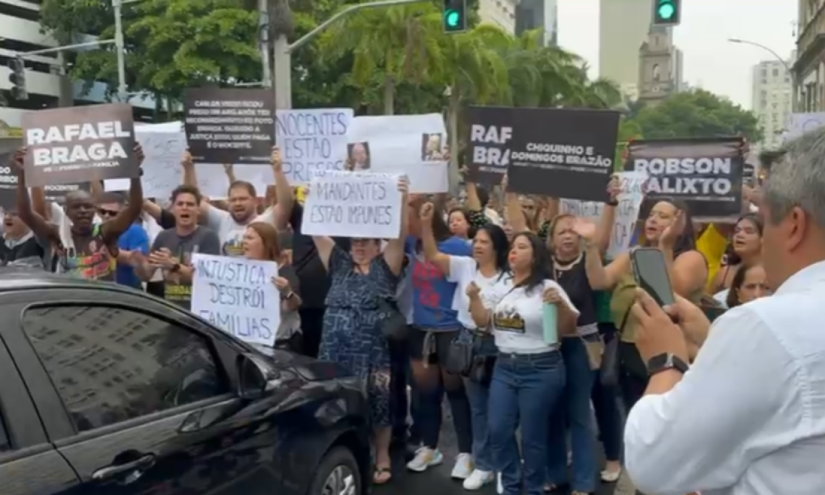 Protesto em frente ao TJRJ defende catador de latas e… família Brazão -  (crédito: Platobr Nacional)