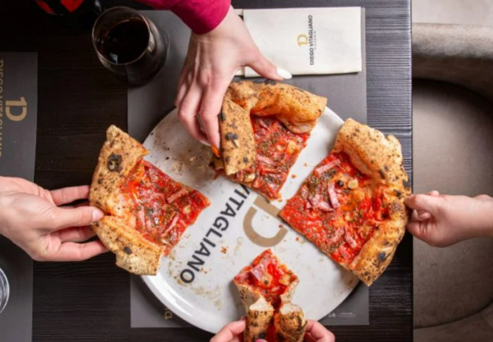 A pizza brotinho aparece em 75% dos cardápios, a média (com 4 a 6 fatias) em 65%, e a família (com 10 a 12 fatias) em 44%.