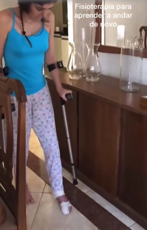 Ela passou a usar muletas até se sentir em condições de caminhar com firmeza. 