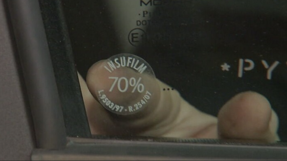 Nos vidros que são fundamentais para a visibilidade do motorista, como o dianteiro, a taxa de visibilidade não pode ser menor de 70%. Antes podia chegar a 75%. -Reprodução de TV
