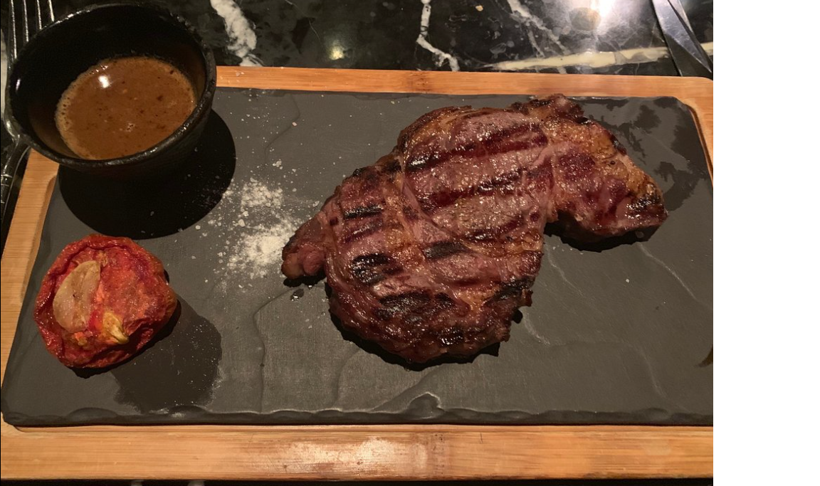 No Quênia, os churrascos incluem carnes exóticas para o padrão brasileiro: javali, crocodilo, camelo e zebra, entre outros animais. 