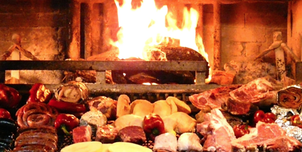 Os uruguaios costumam adotar a parrilla a lenha, que demora mais a ficar pronto, mas fortalece o sabor. O churrasco é chamado de "asado" (em espanhol). 