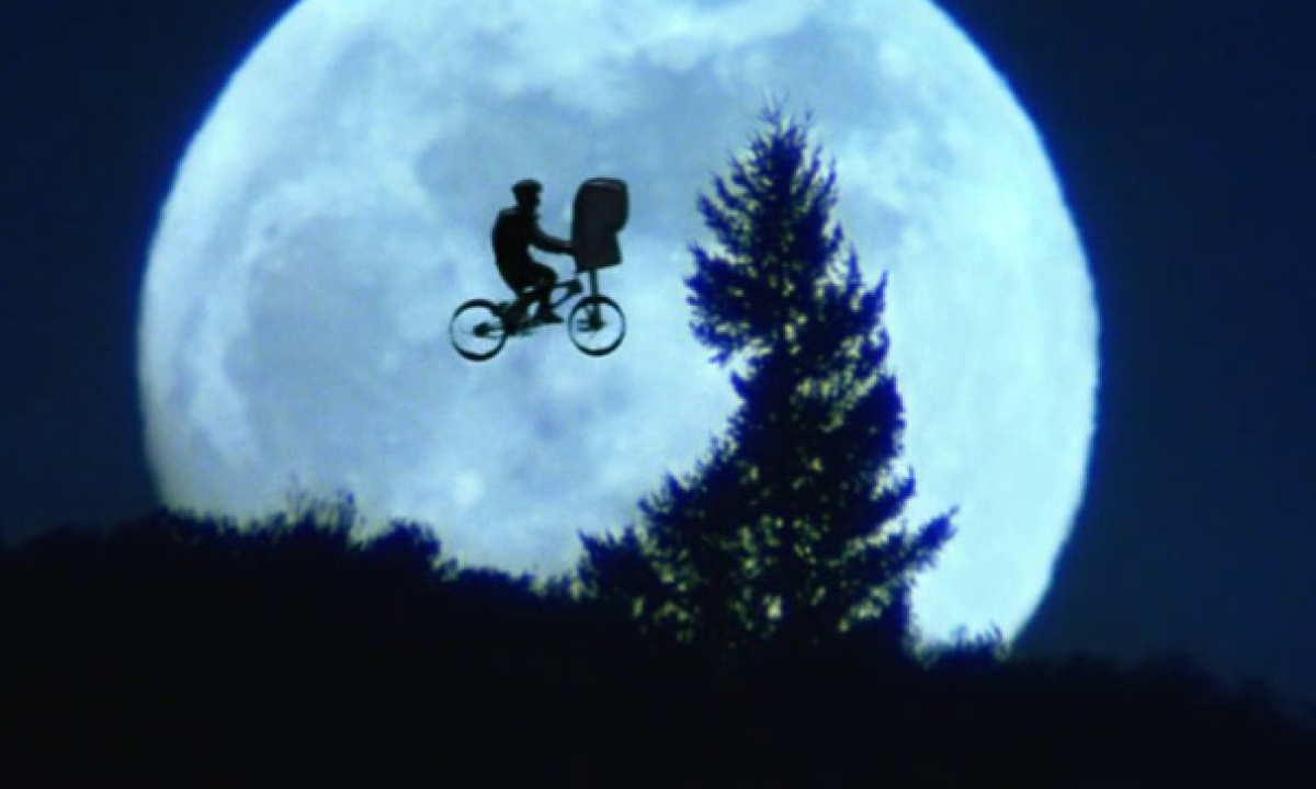 Cena clássica do filme "E.T. O Extraterrestre", de Steven Spielberg -  (crédito: Imagem: Reprodução)