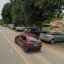 Homem se masturba na rua, debaixo de árvore, e é preso  - ReproduÃ§Ã£o / Google Street View