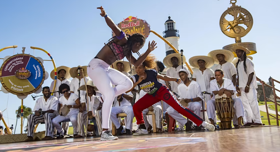 A baiana Jubenice Santos (Bibinha, na foto de calça vermelha) e o baiano Joseph Augusto de Souza (Gugu Quilombola) superaram os concorrentes mostrando habilidades nos três ramos da capoeira: Angola, Regional e Contemporânea. -Marcelo Maragni Red Bull Content Pool 